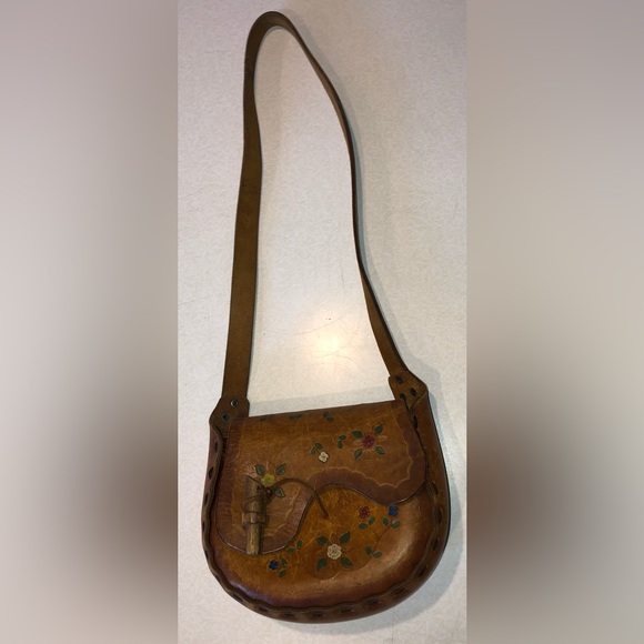 Vintage 70’s Brown Leather Saddle Shoulder Bag with Floral Design - Picture 2 of 12